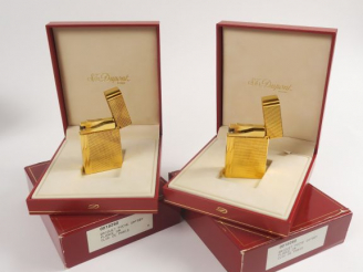 Vente aux enchères DUPONT. Deux briquets, dans leurs coffrets d'origine
