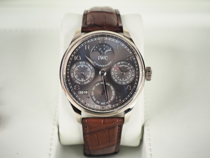 IWC, schaffhausen. Montre bracelet, modèle Portugaise Calendrier Perpé