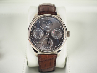 Vente aux enchères IWC, schaffhausen. Montre bracelet, modèle Portugaise Calendrier Perpé