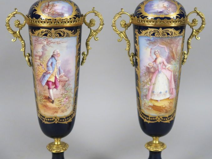 Paire de vases couverts en porcelaine de Sèvres, à décor polychrome d'