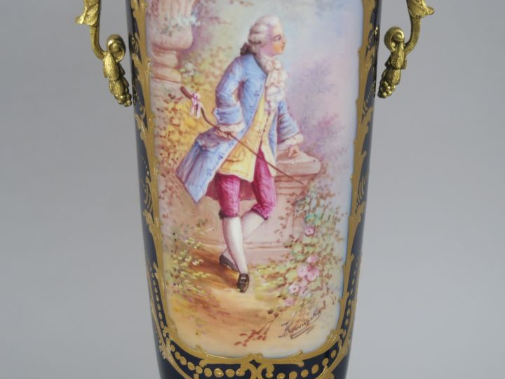 Paire de vases couverts en porcelaine de Sèvres, à décor polychrome d'