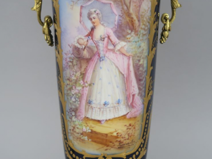 Paire de vases couverts en porcelaine de Sèvres, à décor polychrome d'