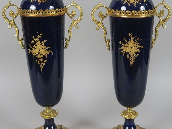 Paire de vases couverts en porcelaine de Sèvres, à décor polychrome d'