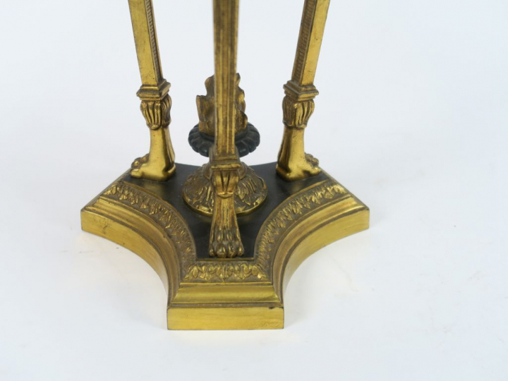 Lampe en forme d'athénienne de style Empire en bronze patiné et doré, 