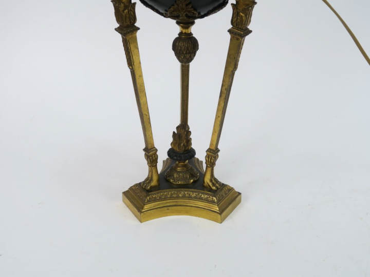 Lampe en forme d'athénienne de style Empire en bronze patiné et doré, 