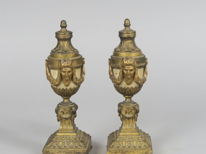 Paire de cassolettes de style Louis XVI en bronze et marbre blanc, à d