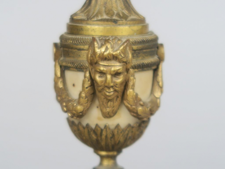 Paire de cassolettes de style Louis XVI en bronze et marbre blanc, à d