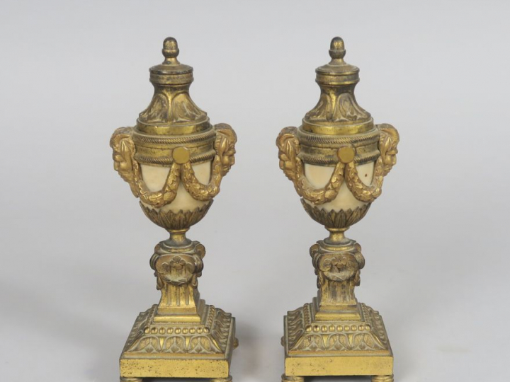 Paire de cassolettes de style Louis XVI en bronze et marbre blanc, à d