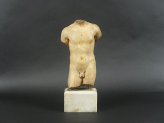 Vente aux enchères Torse de statue d'homme nu, debout, en appui sur la jambe gauche, la d