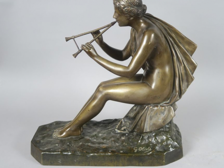 G. OBIOLS "La joueuse de flûte" Sculpture en bronze à patine brune. Si