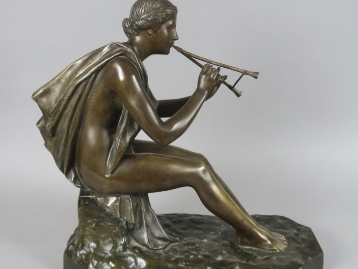 G. OBIOLS "La joueuse de flûte" Sculpture en bronze à patine brune. Si