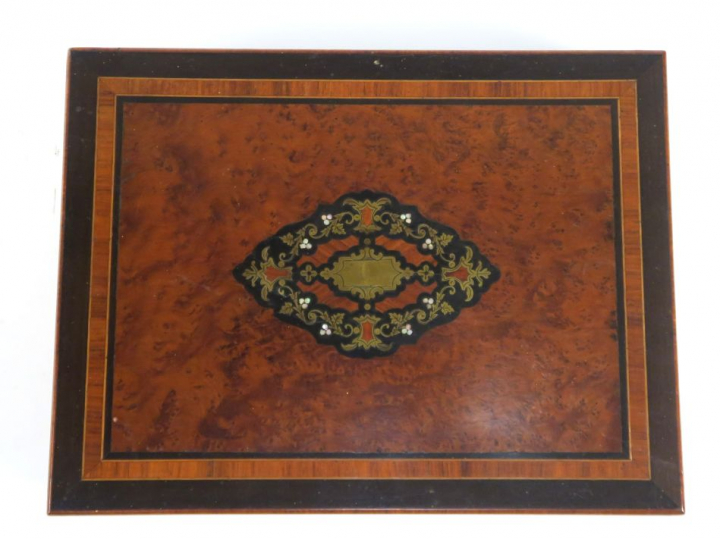 Boîte à jeux Napoléon III en marqueterie Boulle et son contenu de jeto