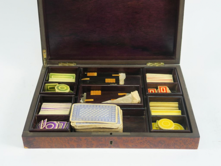 Boîte à jeux Napoléon III en marqueterie Boulle et son contenu de jeto