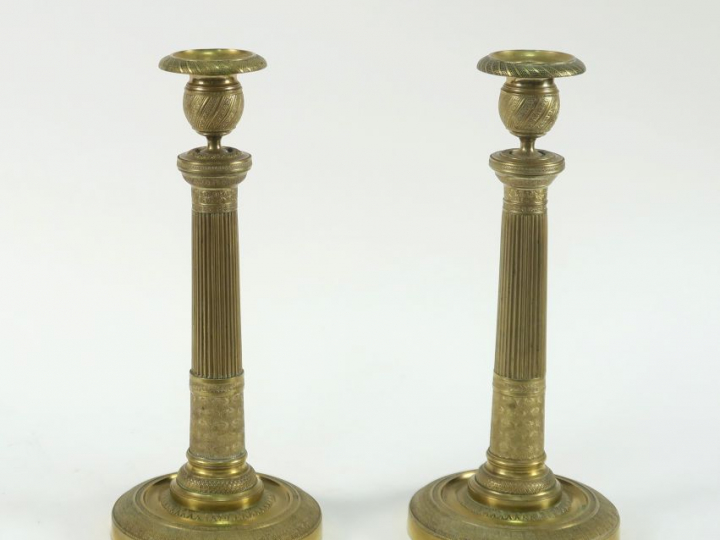 Paire de bougeoirs XIXème de style Empire en bronze, à décor de fleurs