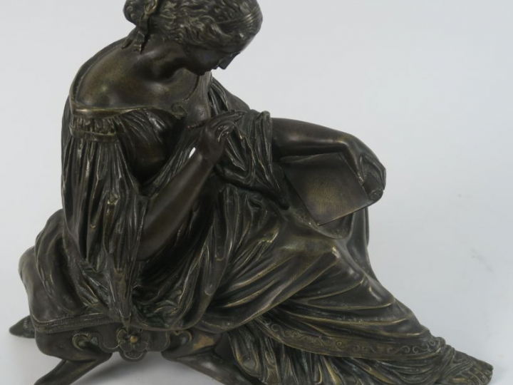 Cyp. VENOT "Jeune femme à l'antique" Sculpture en bronze à patine brun