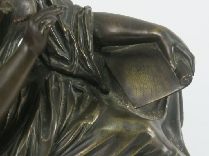 Cyp. VENOT "Jeune femme à l'antique" Sculpture en bronze à patine brun