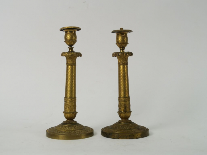 Paire de bougeoirs XIXème de style Empire en bronze doré, à décor d'éc