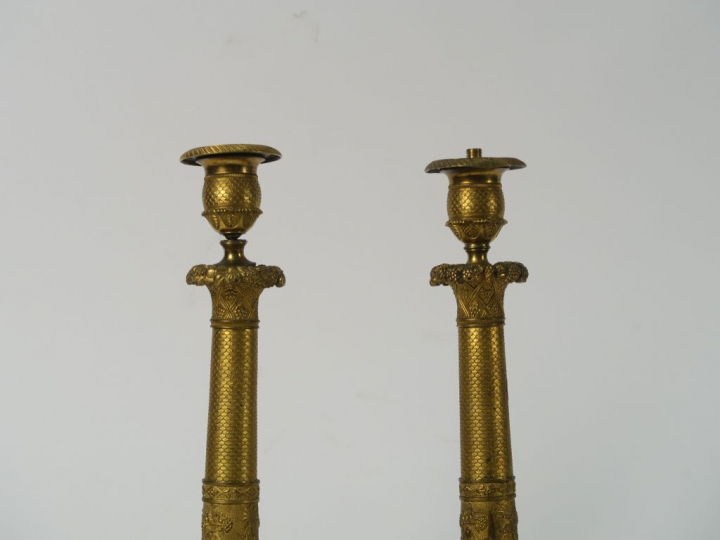 Paire de bougeoirs XIXème de style Empire en bronze doré, à décor d'éc