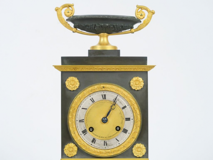 Pendule borne Restauration bronze et tôle patinés et dorés, surmontée 