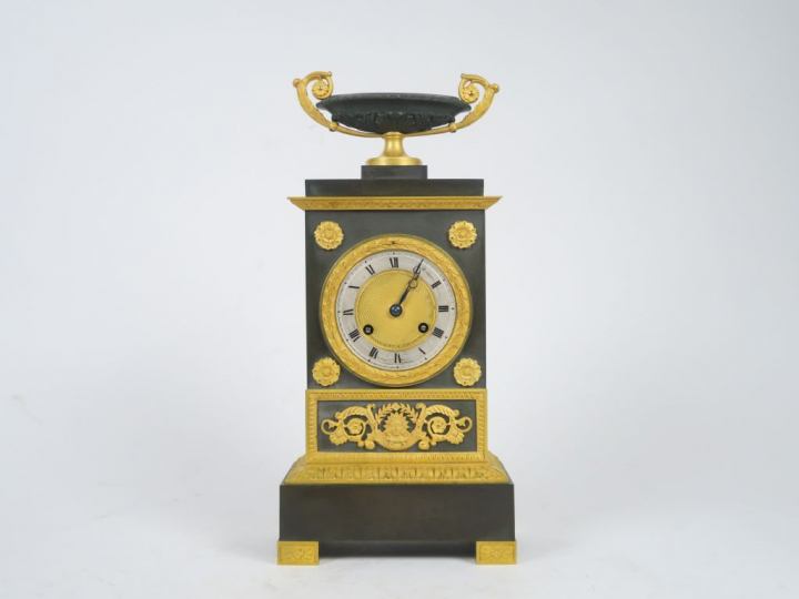 Pendule borne Restauration bronze et tôle patinés et dorés, surmontée 