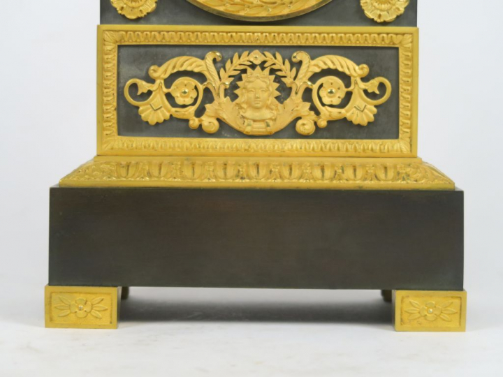 Pendule borne Restauration bronze et tôle patinés et dorés, surmontée 