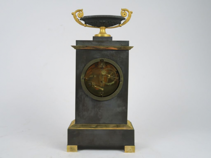 Pendule borne Restauration bronze et tôle patinés et dorés, surmontée 