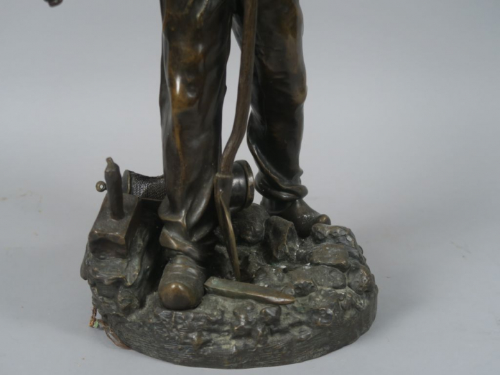 ROUSSEAU « Le mineur » Sculpture en bronze à patine brune.  Signée.  H