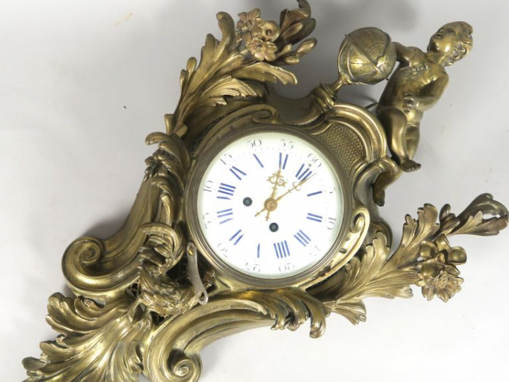 Cartel XIXème de style Louis XV en bronze, à décor d'un amour géograph