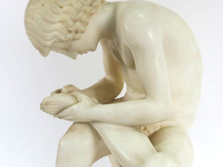 "Le spinario" Sculpture en albâtre.  Socle en bois portant un cartouch