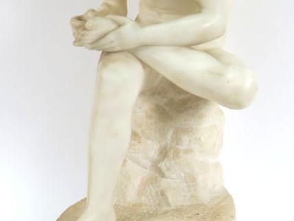 "Le spinario" Sculpture en albâtre.  Socle en bois portant un cartouch