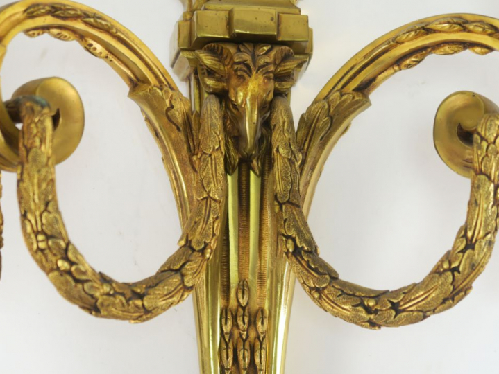 Paire d'appliques de style Louis XVI en bronze doré, à décor de guirla