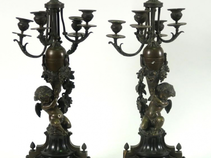 Paire de candélabres en bronze à patine brune et marbre noir, à décor 