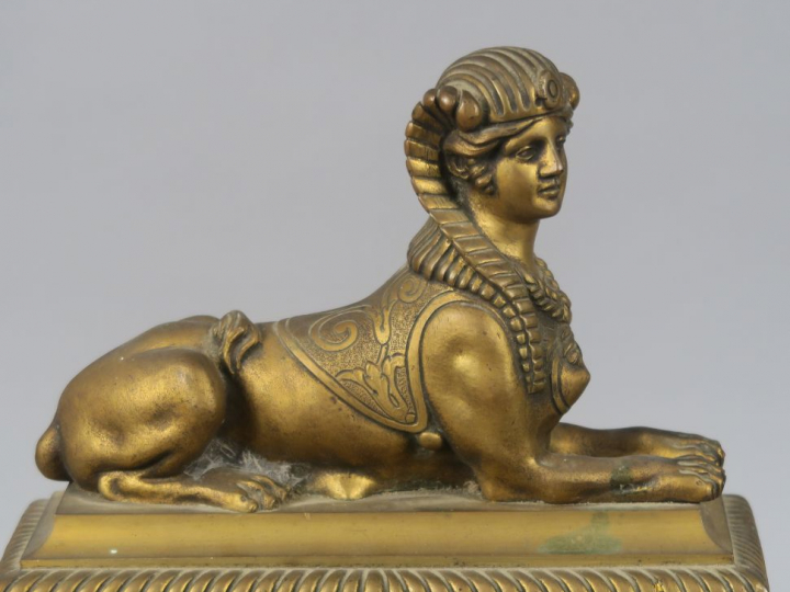 Paire de chenêts XIXème de style retour d'Egypte en bronze doré, à déc