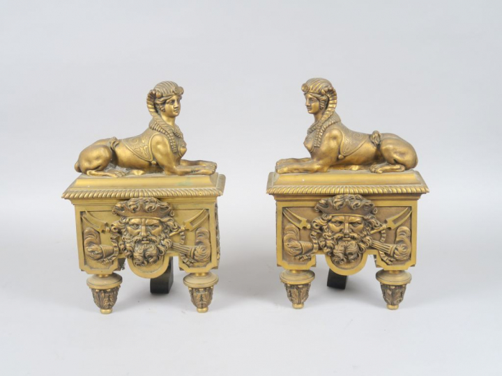 Paire de chenêts XIXème de style retour d'Egypte en bronze doré, à déc