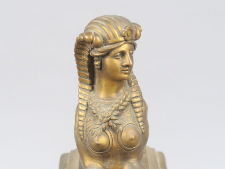 Paire de chenêts XIXème de style retour d'Egypte en bronze doré, à déc