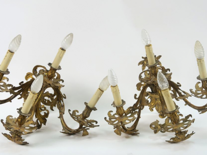 Paire d'appliques de style rocaille en métal doré. Eclairant à quatre 