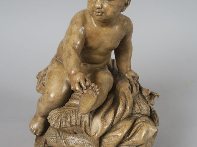 "Jeune enfant à la fleur" Sujet 1900 en terre cuite patinée. H. 26 cm