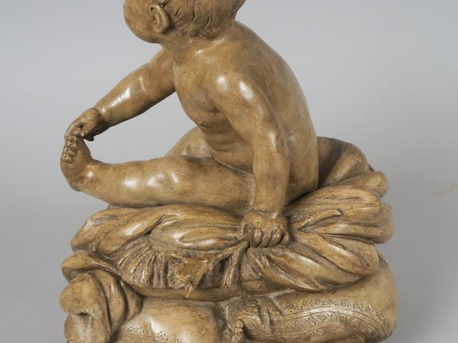 "Jeune enfant à la fleur" Sujet 1900 en terre cuite patinée. H. 26 cm