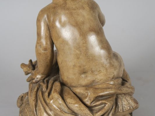 "Jeune enfant à la fleur" Sujet 1900 en terre cuite patinée. H. 26 cm