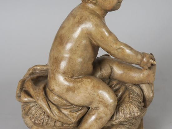 "Jeune enfant à la fleur" Sujet 1900 en terre cuite patinée. H. 26 cm