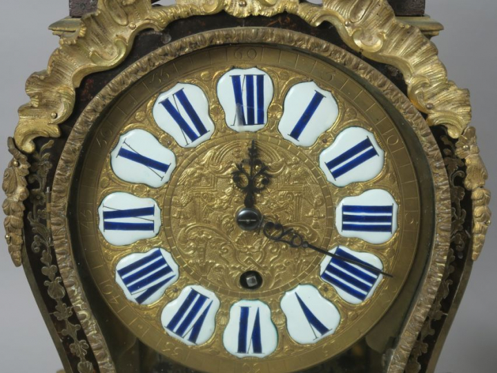 Cartel d'applique de style Louis XIV en marqueterie Boulle,  ornementa