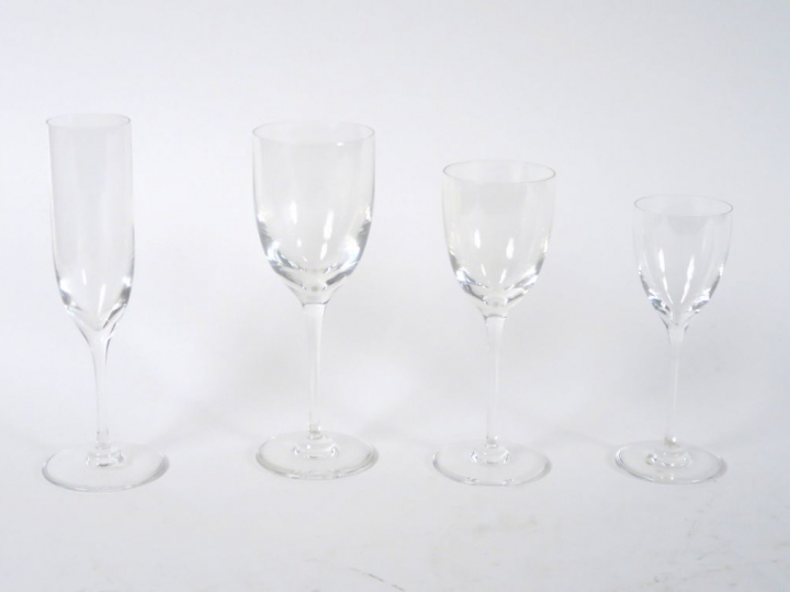 SAINT LOUIS.  Service de verres en cristal. Comprenant :  - 10 flûtes 