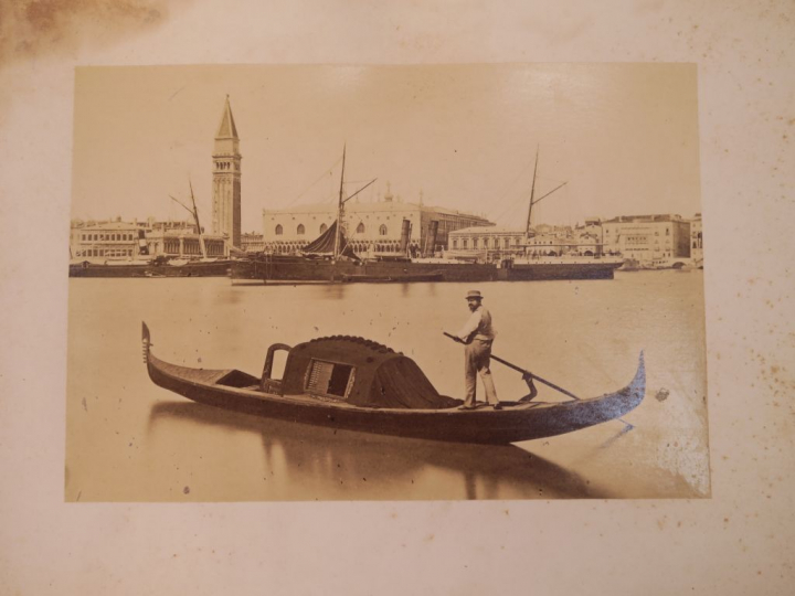 Album de photographies comprenant 18 vues de Venise.  Titré "Ricordo d
