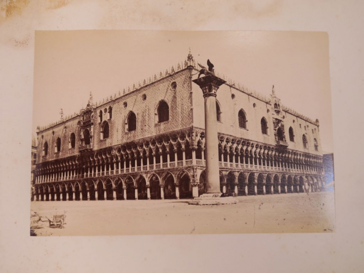 Album de photographies comprenant 18 vues de Venise.  Titré "Ricordo d