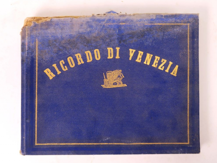 Album de photographies comprenant 18 vues de Venise.  Titré "Ricordo d