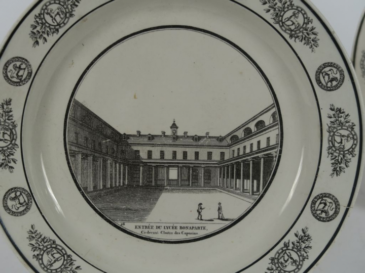 Dix-sept assiettes en faïence de Creil, à décor en grisaille.  Modèles