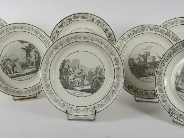 Dix-sept assiettes en faïence de Creil, à décor en grisaille.  Modèles