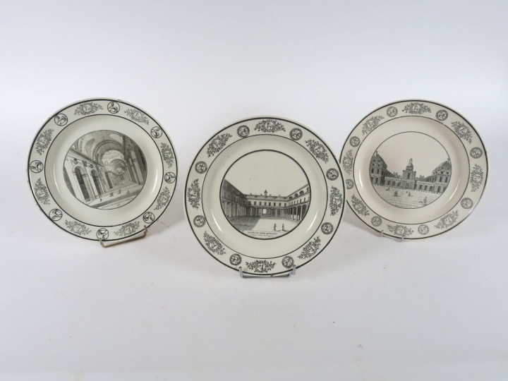 Dix-sept assiettes en faïence de Creil, à décor en grisaille.  Modèles