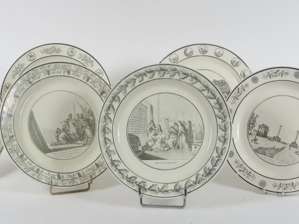 Dix-sept assiettes en faïence de Creil, à décor en grisaille.  Modèles