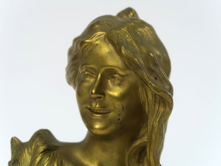 L. SAVINE "Jeune femme en buste" Sujet en bronze doré.  Signé.  H. 16 